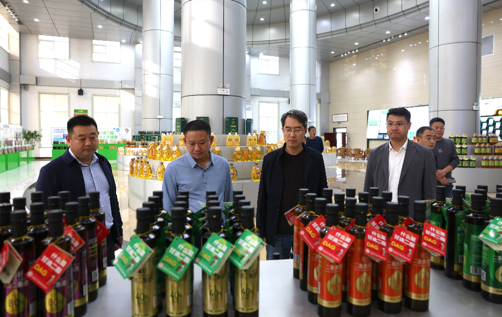 河南省舞钢市粮食储备中心考察组来山东三星集团考察