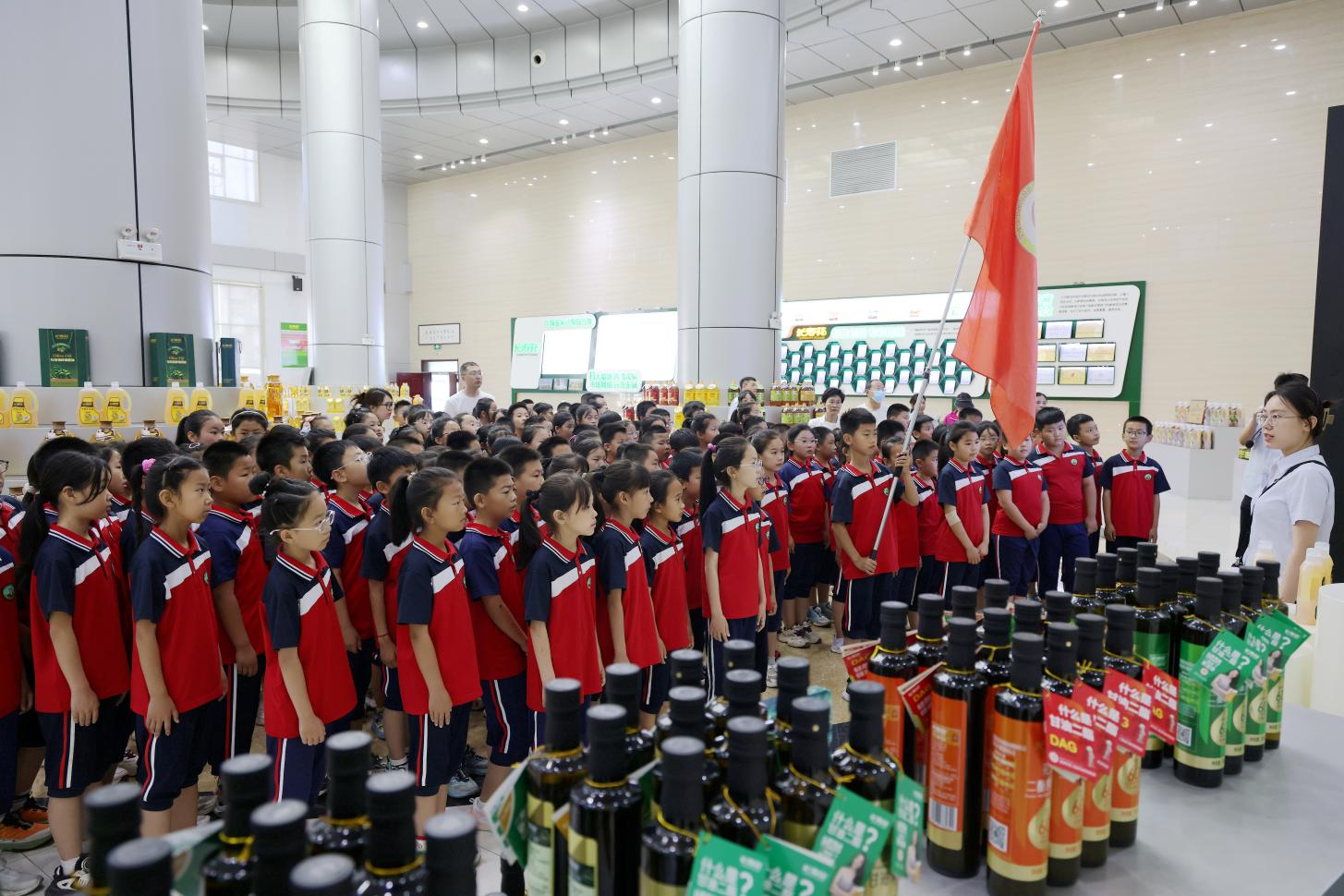 韩店中心小学师生走进三星集团开展实践教育活动