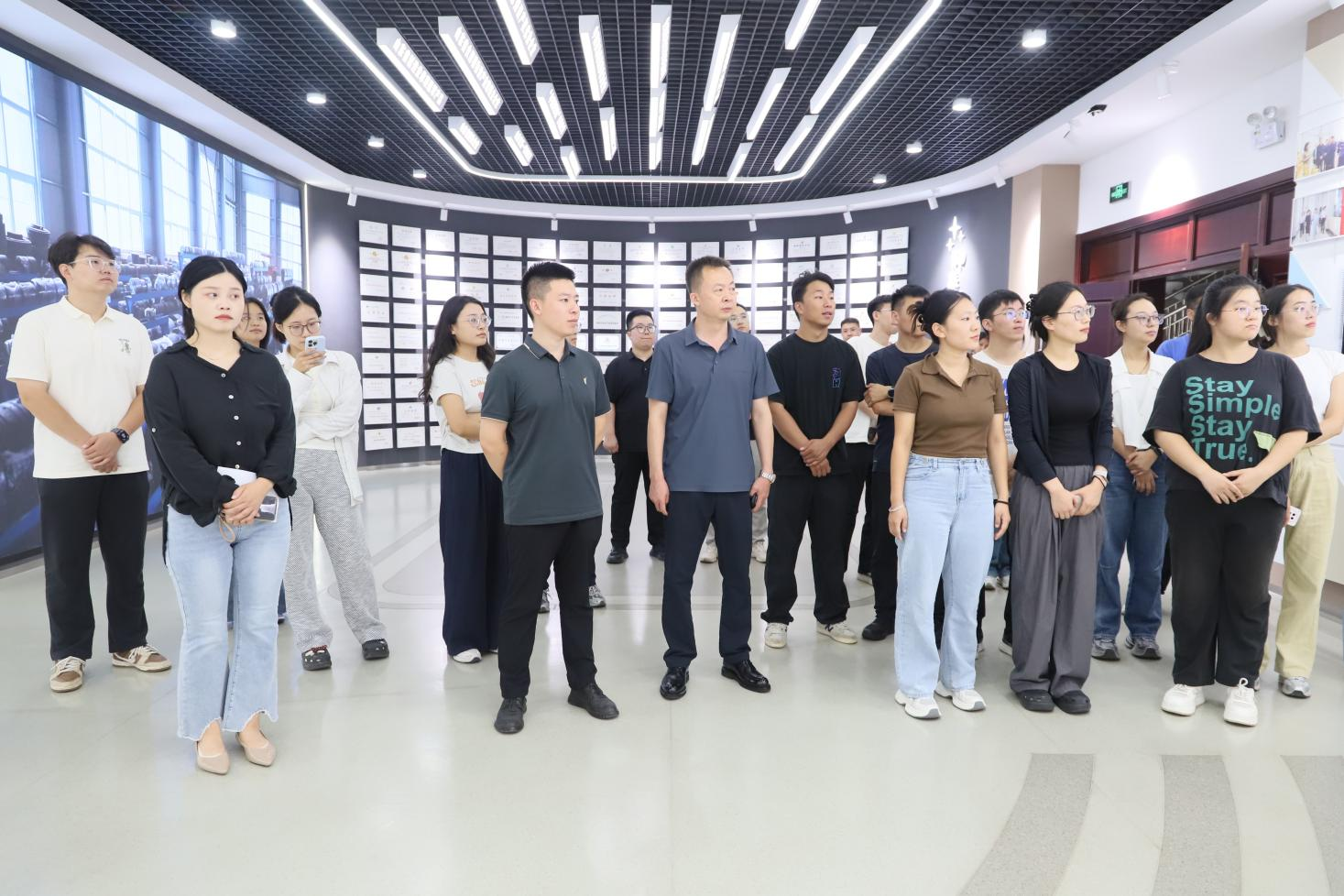 韩店镇青年干部来山东三星集团参观