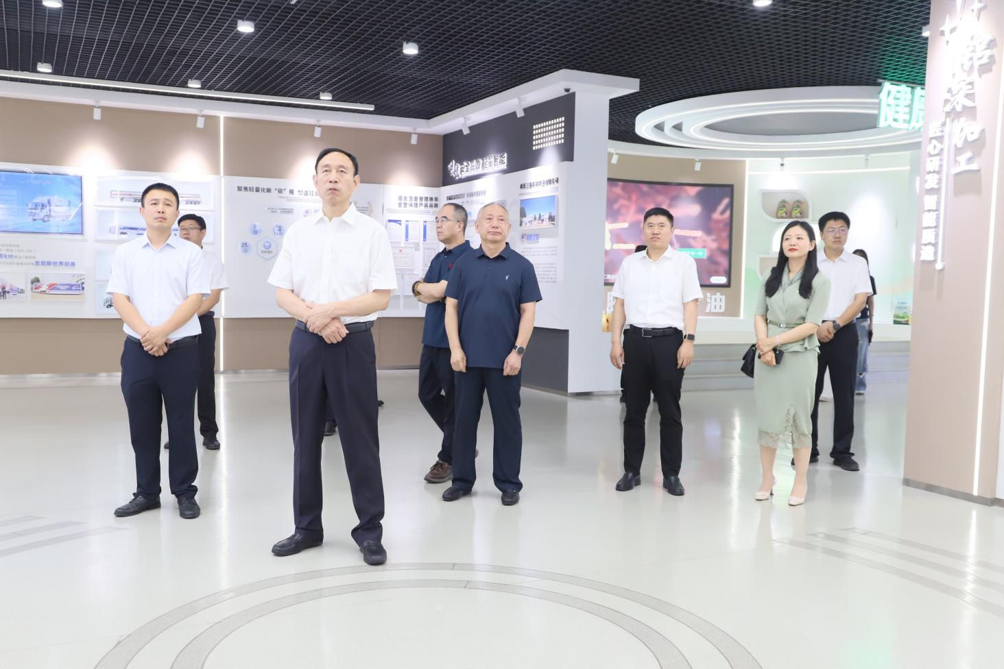 滨州市“慧龄空间”揭牌暨“微光慧龄”志愿服务队授旗仪式与会领导来山东三星集团调研